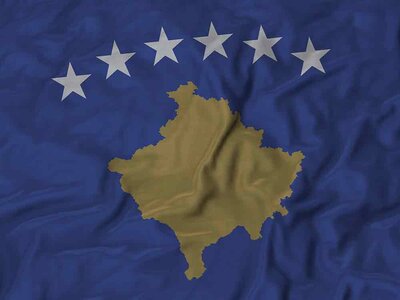 Nahaufnahme der gekräuselten Kosovo Flagge, Stoff gekräuselt Flagge Hintergrund