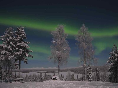 Nordlicht oberhaln des Sees Särkijärvi mit Blick auf die Berge des Pallas Yllästunturi Nationalpark