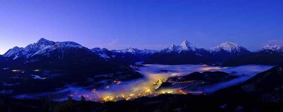 Panorama photo, fog in the valley basin of Berchtesgaden, behind the Hohe Göll, the Steinerne Meer, Watzmann, Hochkalter and Reiteralpe (from left), dawn, winter landscape, Berchtesgaden, Schönau am Königssee, Berchtesgadener Land, Upper Bavaria || Pan