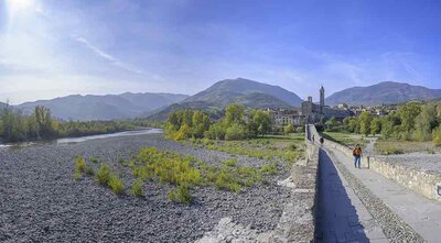 Ponte Gobbo over the Trebbia River, Bobbio, Piacenza, Italy, Europe || Ponte Gobbo über den Fluss Trebbia, Bobbio, Piacenza, Italien, Europa