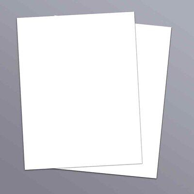 Zwei leere weiße Blätter Papier leicht gedreht und gestapelt auf einem grauen Hintergrund, White blank flyer on background