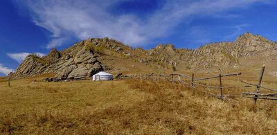 Jurte unter Felsen im Gorchi-Tereldsch-Nationalpark, Ulan Bator, Mongolei, Asien
