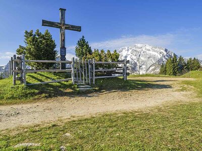 Hoher Göll mit Kreuz, Roßfeld Panoramastraße, Roßfeld, Berchtesgaden, Bayern, Deutschland, Europa