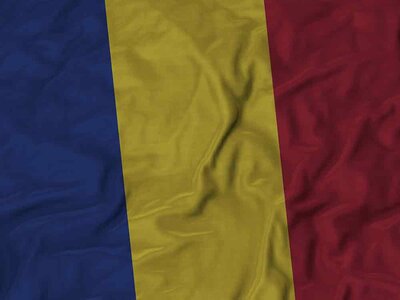 Nahaufnahme der gekräuselten Rumänien Flagge, Stoff gekräuselt Flagge Hintergrund