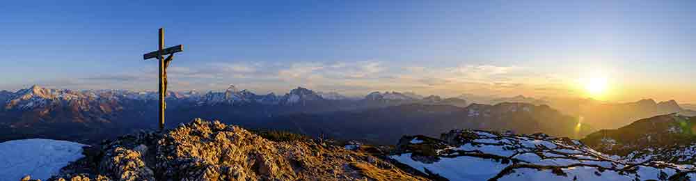 Gipfelkreuz bei Sonnenaufgang